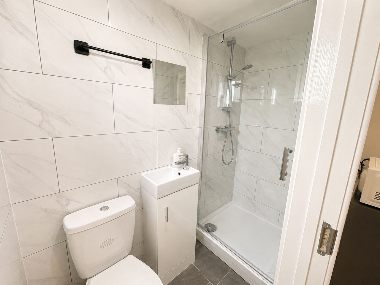 Flat Oakfield Gardens in Greater London
