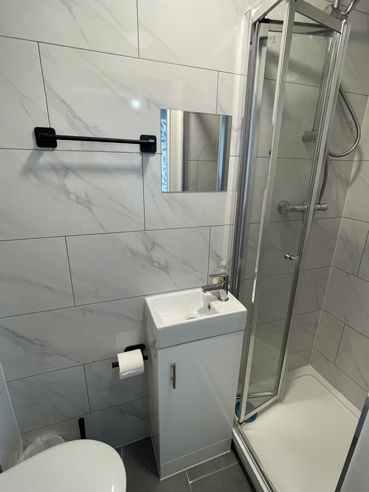 Flat Oakfield Gardens in Greater London