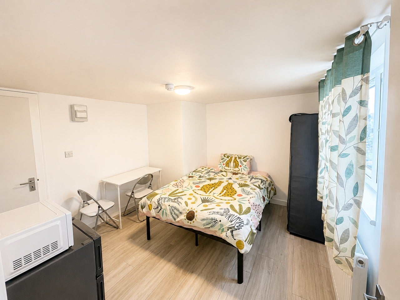 Flat Oakfield Gardens in Greater London