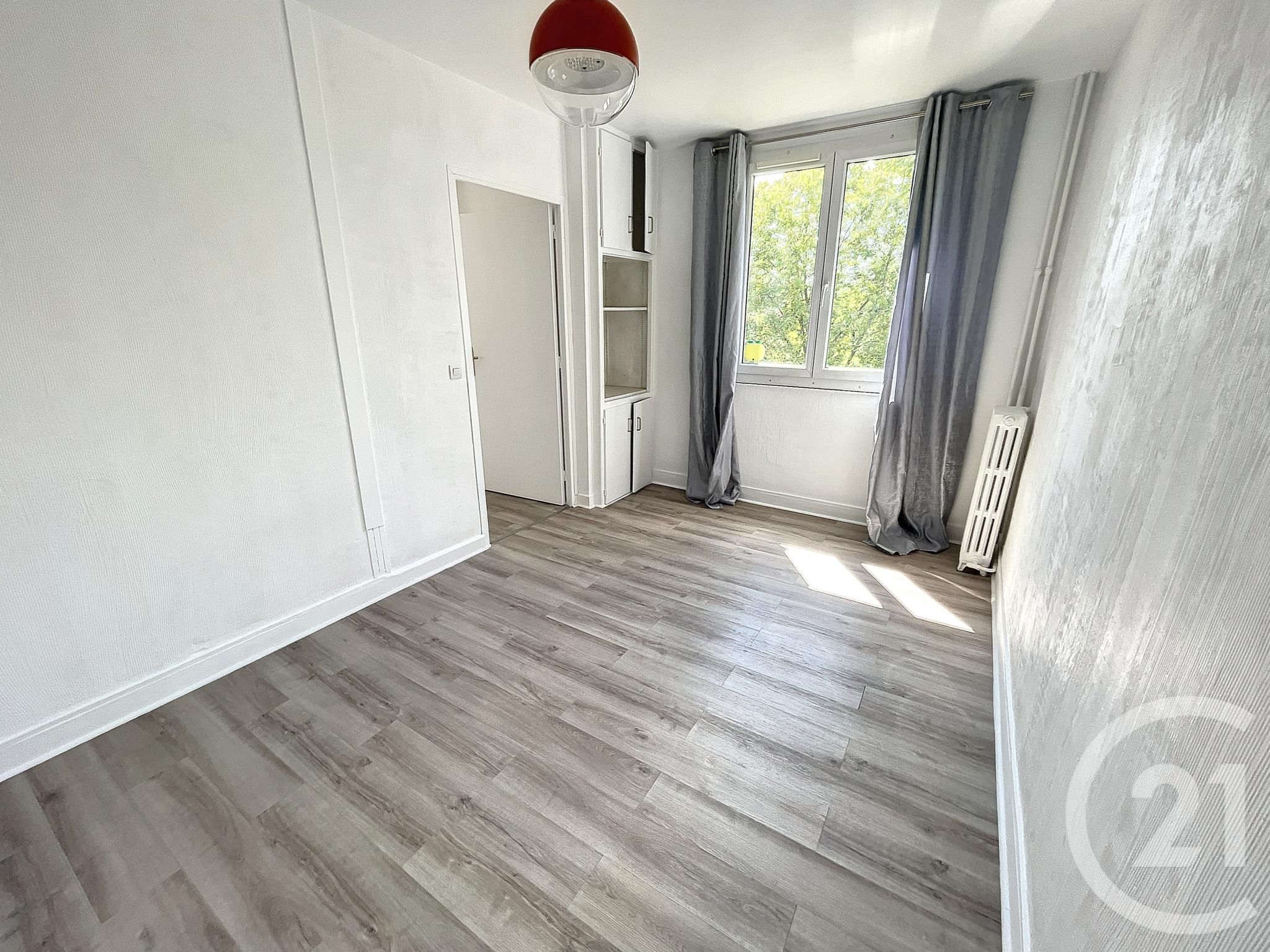 Flat Rue Raymond Poincaré in Nanterre