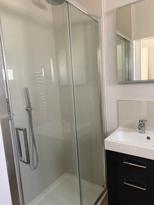Room Carlton Road in Greater London