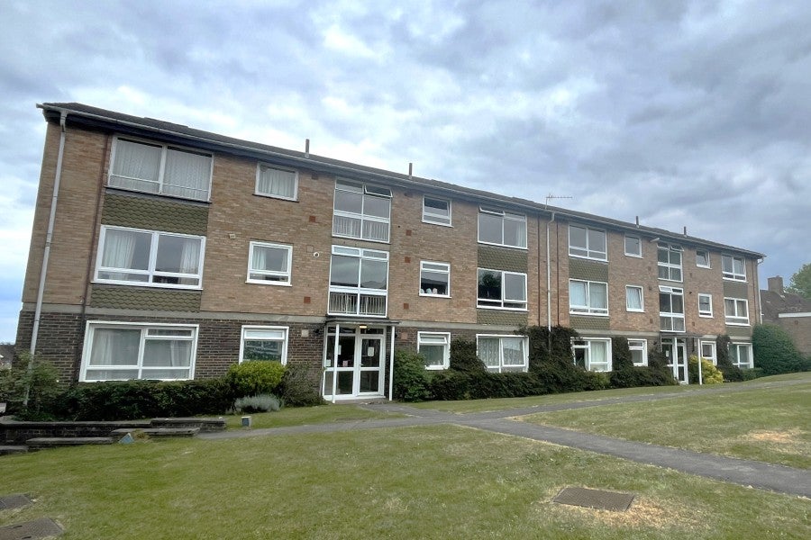 Flat Wilderness Road in Guildford