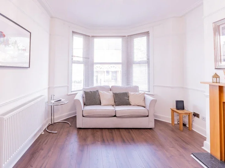 Flat Silverdale Avenue in Southend-on-Sea