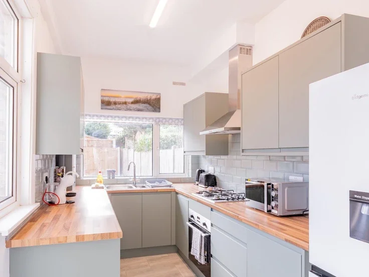 Flat Silverdale Avenue in Southend-on-Sea