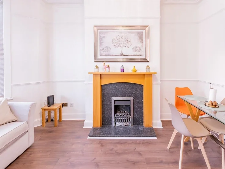 Flat Silverdale Avenue in Southend-on-Sea