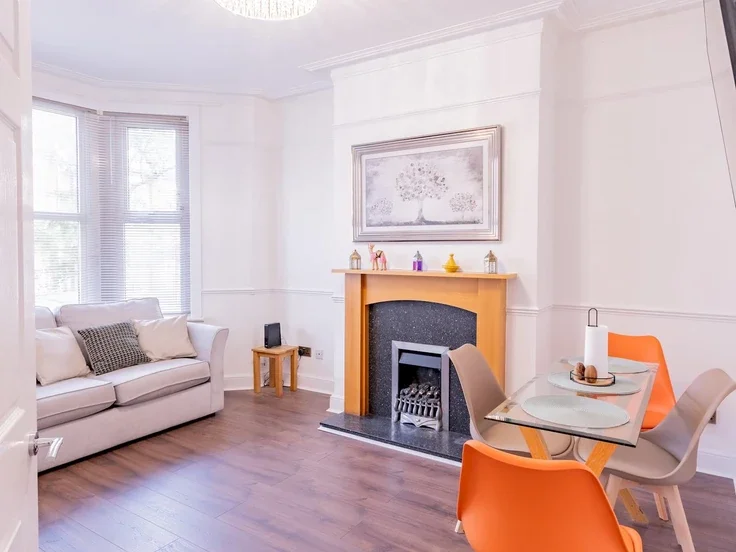 Flat Silverdale Avenue in Southend-on-Sea