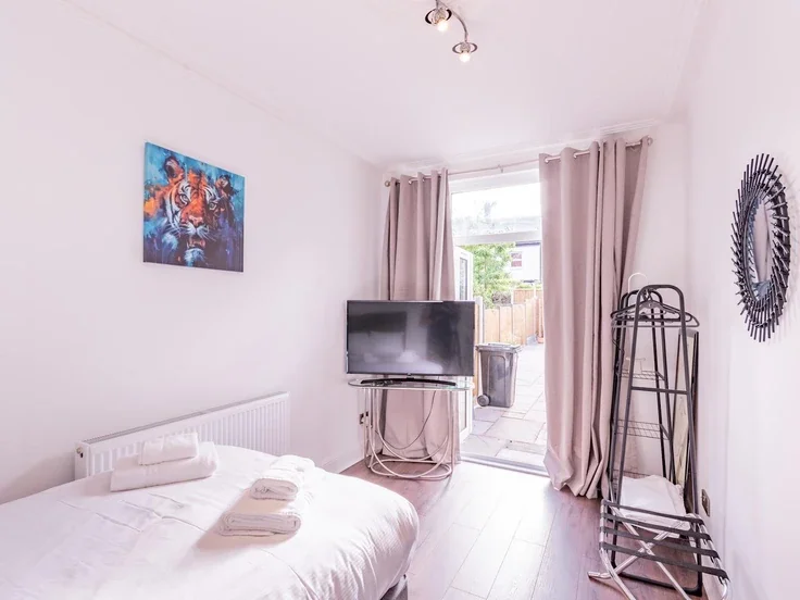 Flat Silverdale Avenue in Southend-on-Sea