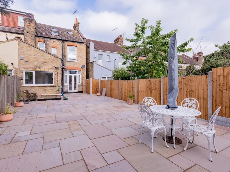 Flat Silverdale Avenue in Southend-on-Sea