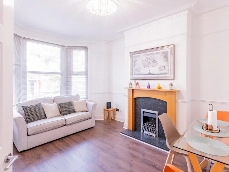 Flat Silverdale Avenue in Southend-on-Sea