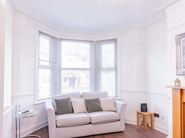 Flat Silverdale Avenue in Southend-on-Sea