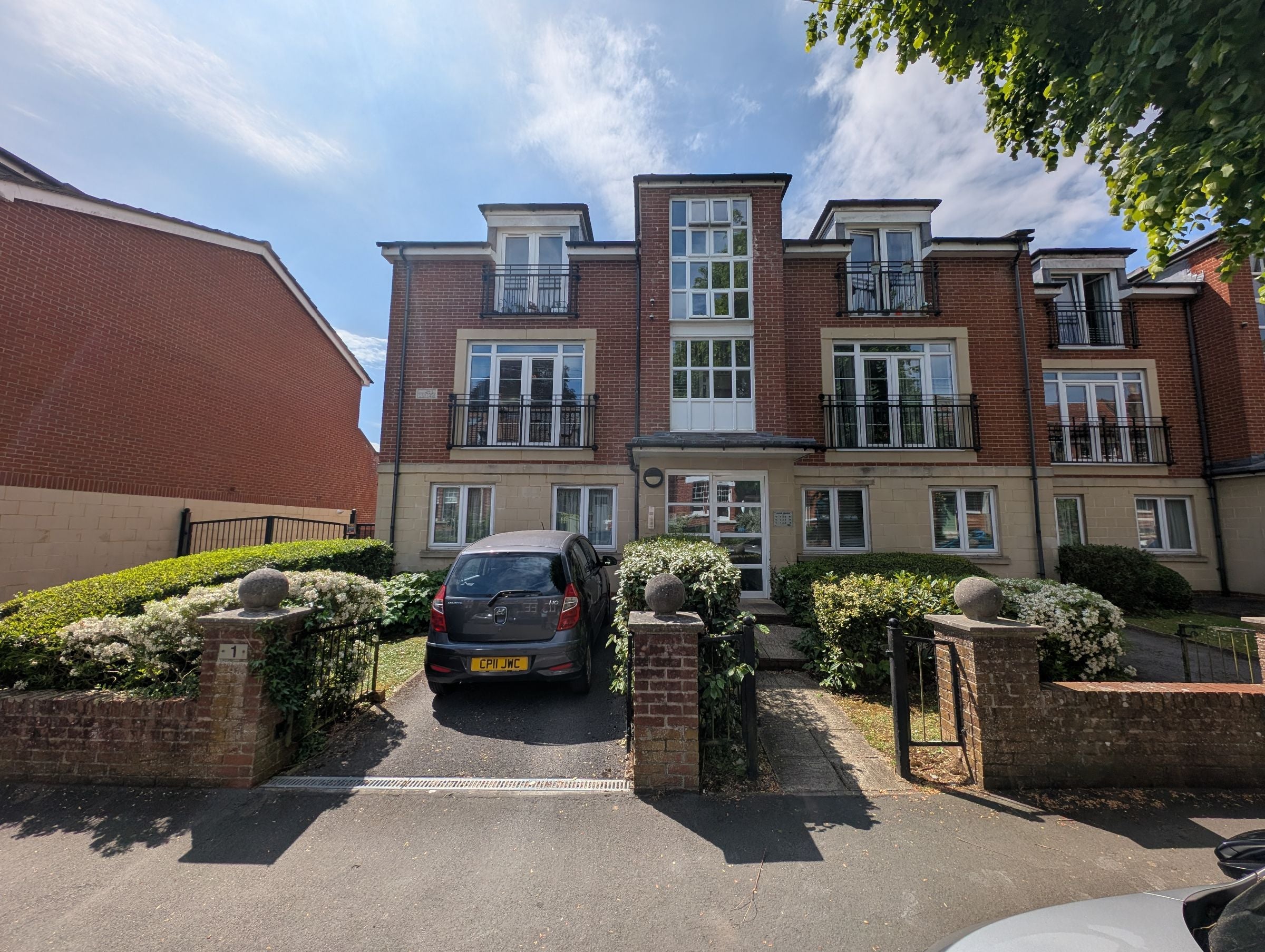 Flat Claremont Avenue in Bristol