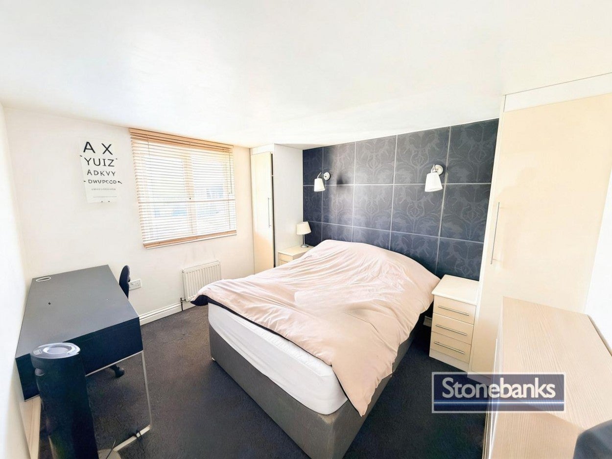 Flat Dawley Road in Greater London