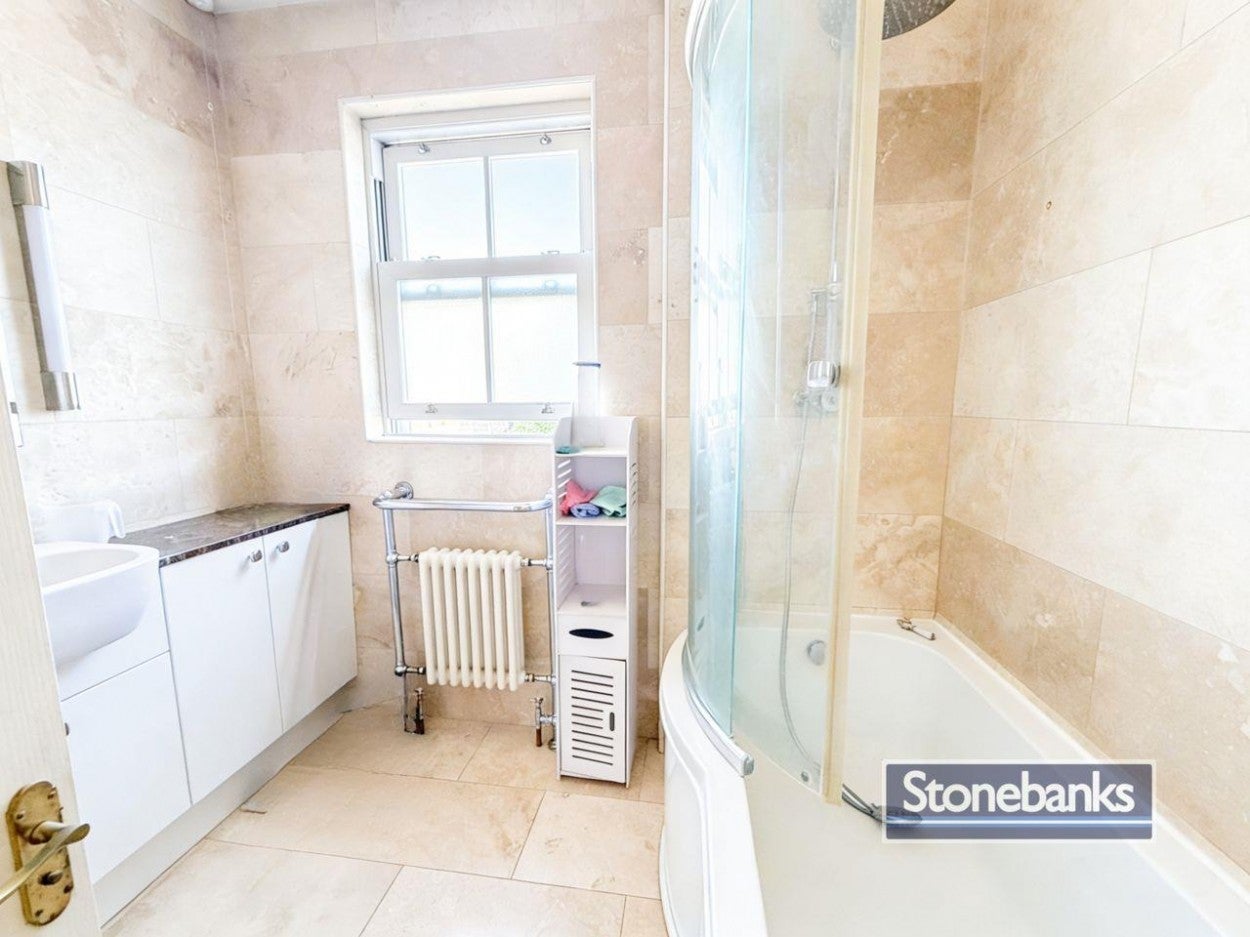 Flat Dawley Road in Greater London