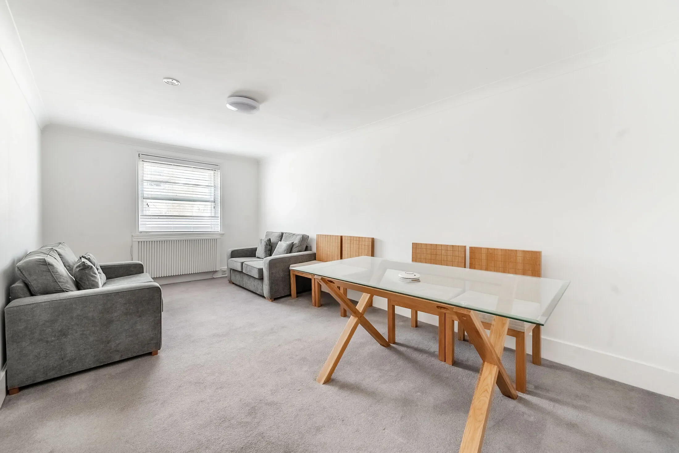 Flat Gloucester Road in Greater London