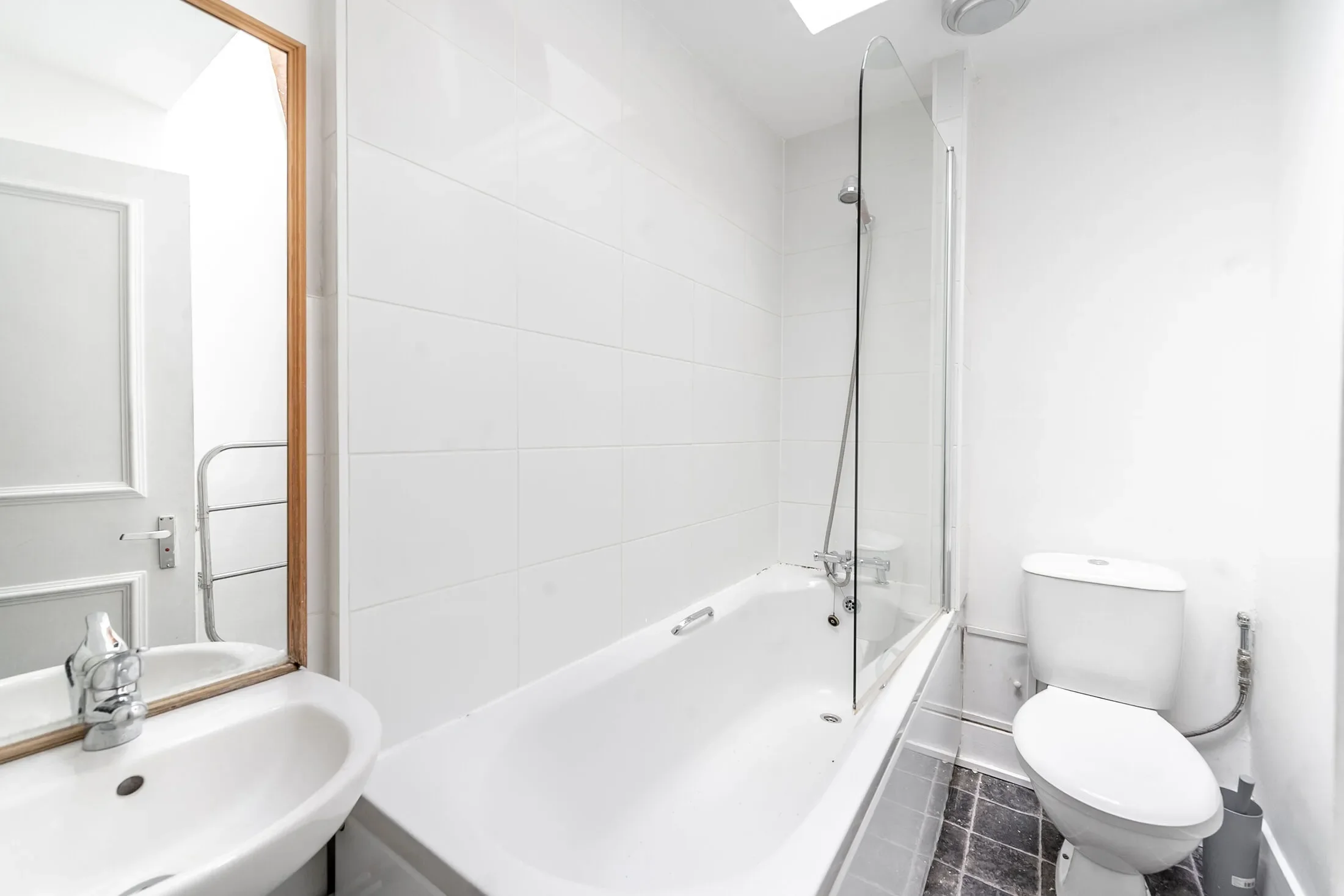 Flat Gloucester Road in Greater London