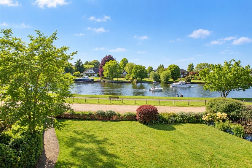 Flat Riverside Road in Borough of Spelthorne