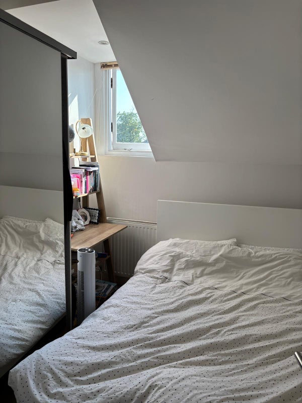 Room Hoveden Road in Greater London