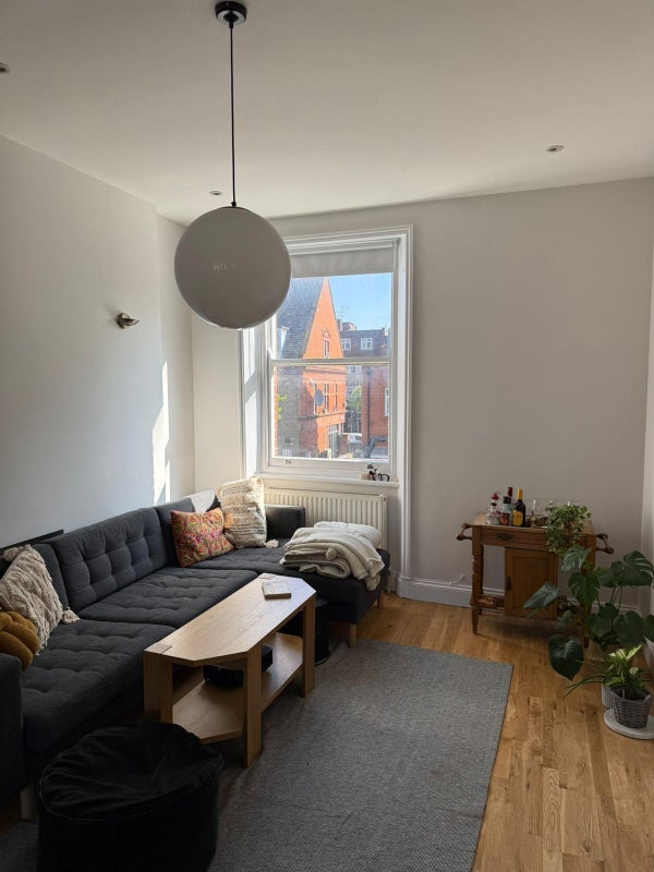 Room Hoveden Road in Greater London