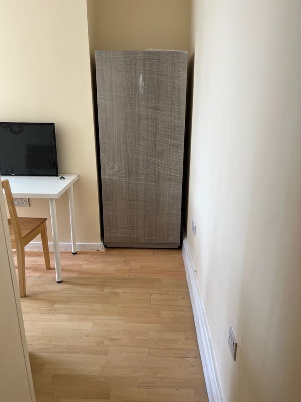 Room Hersham Close in Greater London