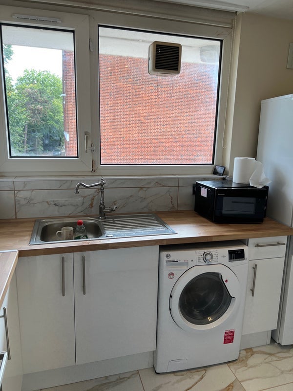 Room Hersham Close in Greater London