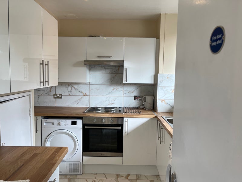 Room Hersham Close in Greater London
