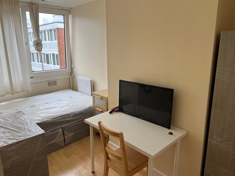 Room Hersham Close in Greater London