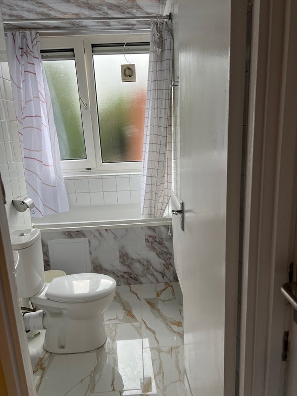 Room Hersham Close in Greater London