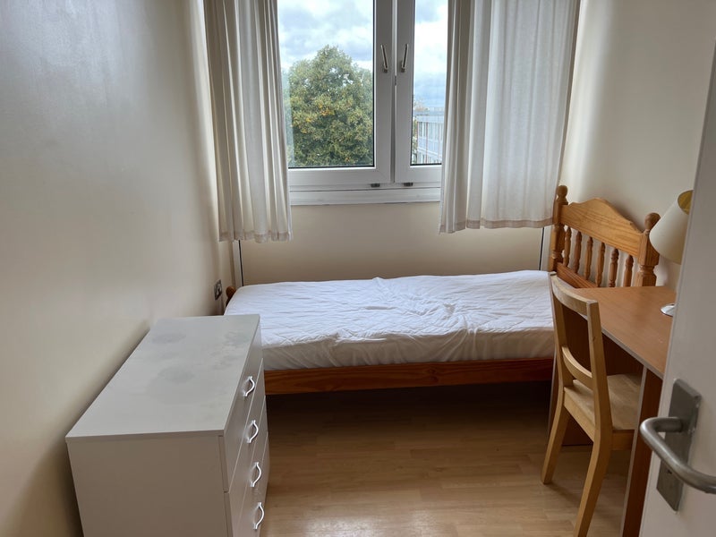 Room Hersham Close in Greater London