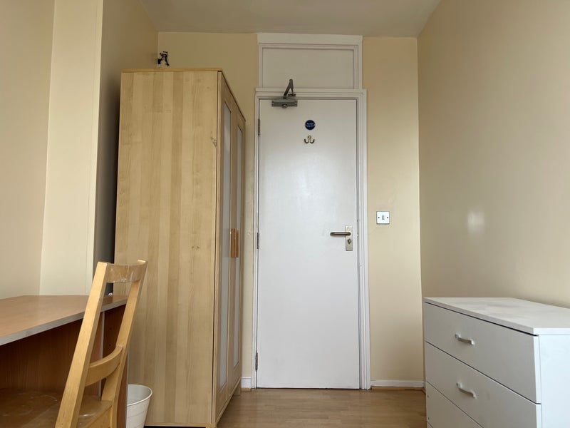 Room Hersham Close in Greater London