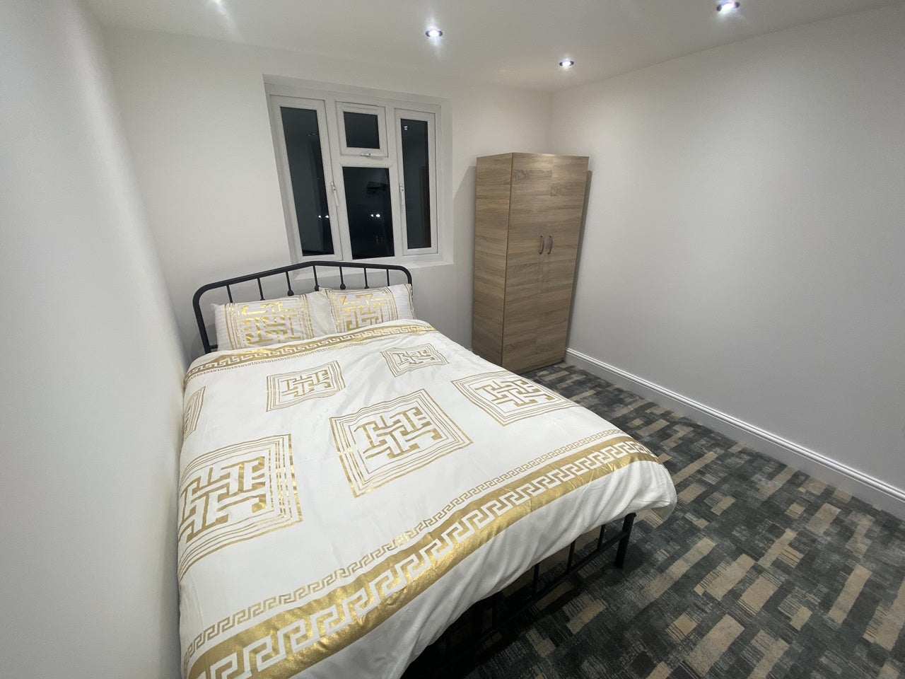 Room Shaftesbury Road in Greater London