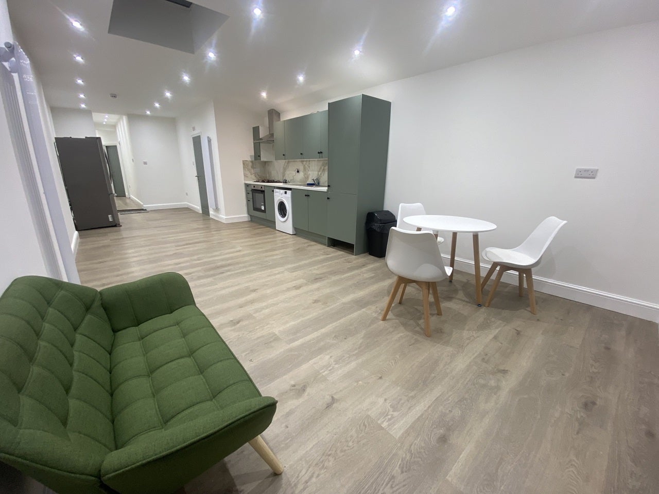 Room Shaftesbury Road in Greater London