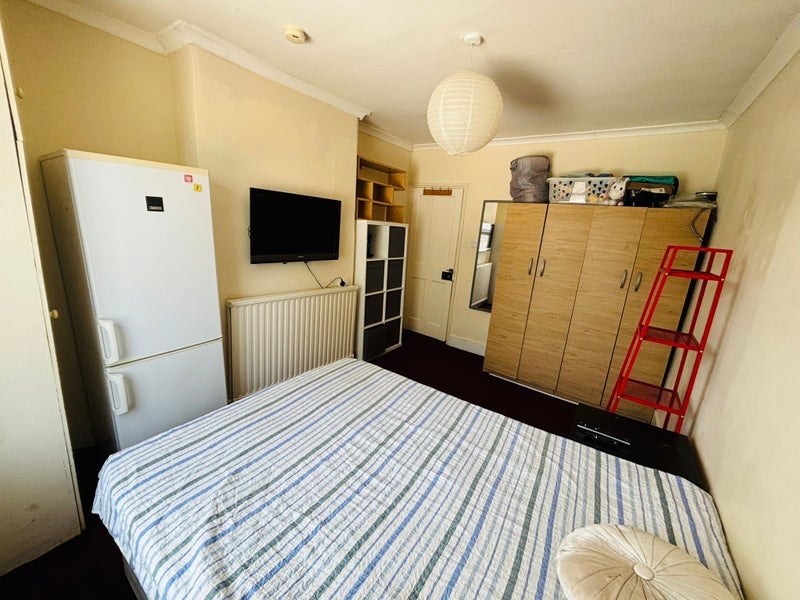 Room Cobham Road in Greater London