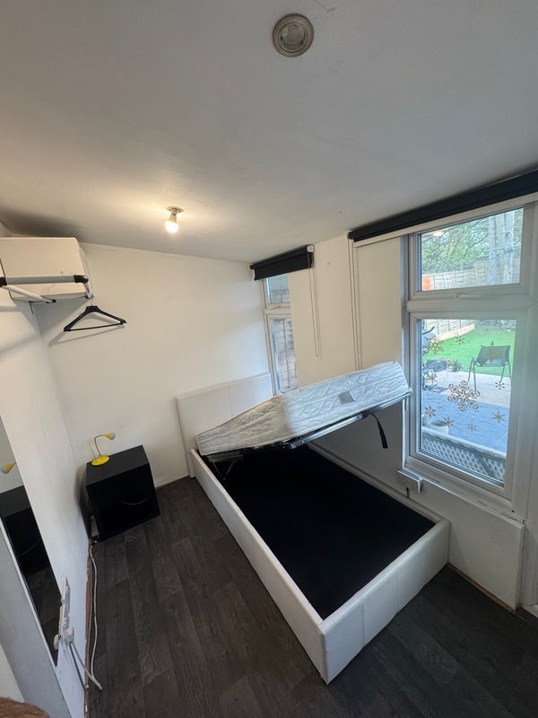 Room Cobham Road in Greater London