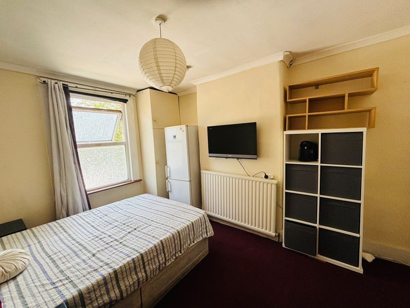 Room Cobham Road in Greater London