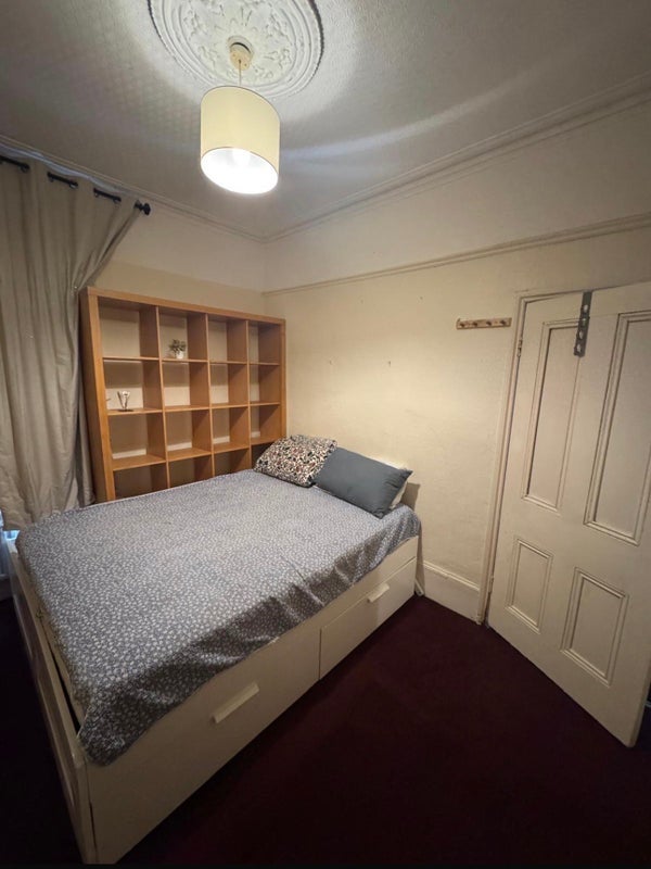 Room Cobham Road in Greater London