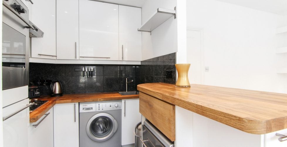 Flat Eardley Crescent in Greater London