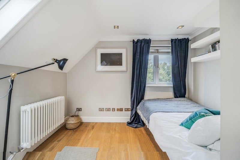 Room Redriff Road in Greater London