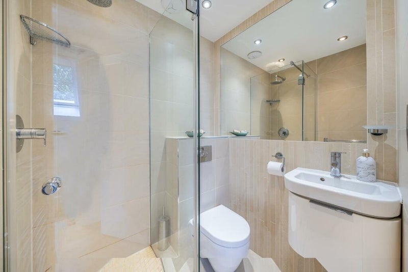 Room Redriff Road in Greater London