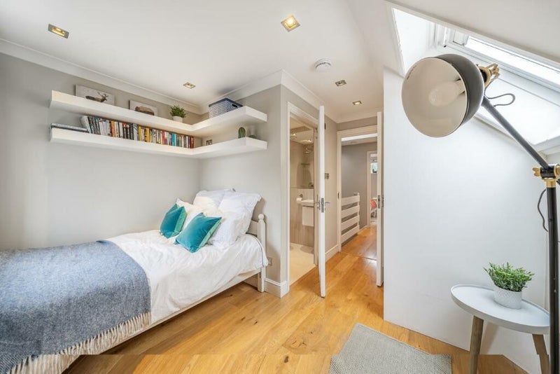 Room Redriff Road in Greater London