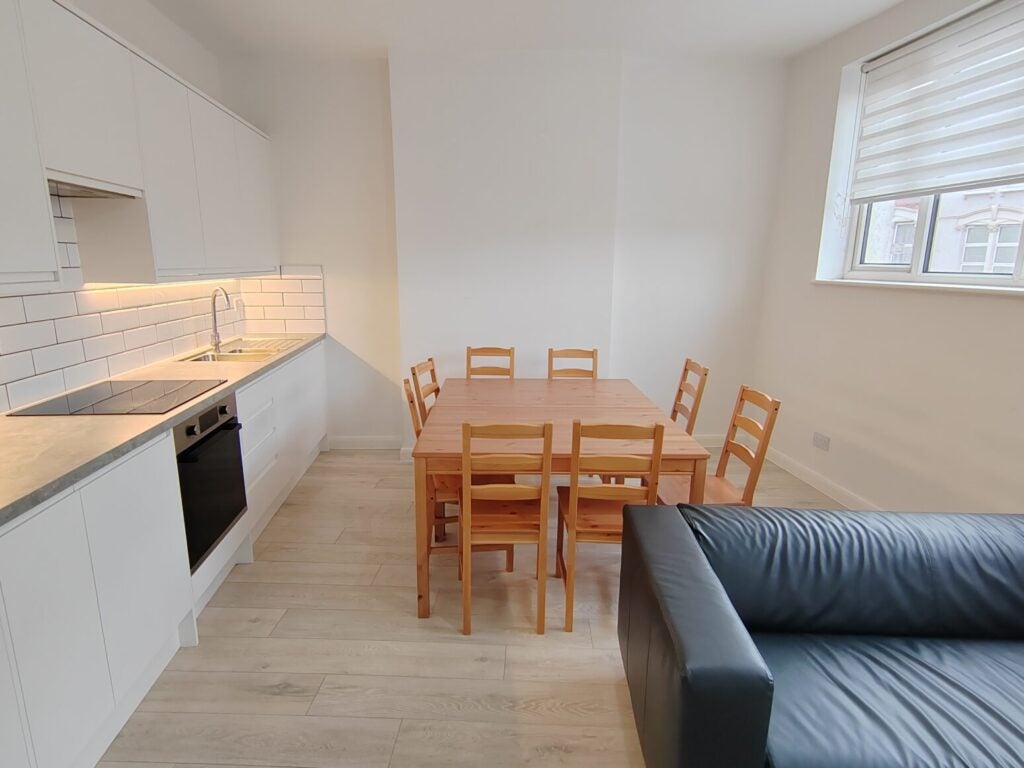 Flat Uffington Road in Greater London