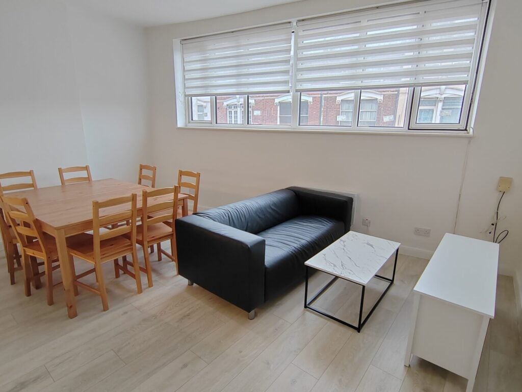 Flat Uffington Road in Greater London