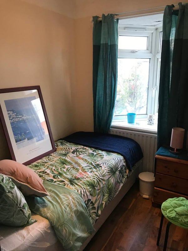 Room Tamworth Lane in Greater London