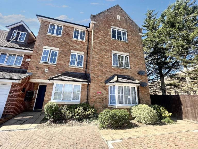 Flat Richards Way in Slough