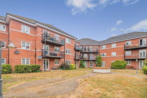 Flat Pinner Hill Road in London