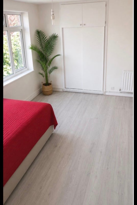 Room Rowantree Road in Greater London