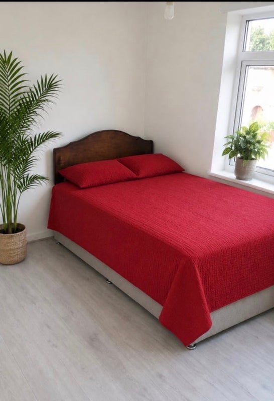 Room Rowantree Road in Greater London
