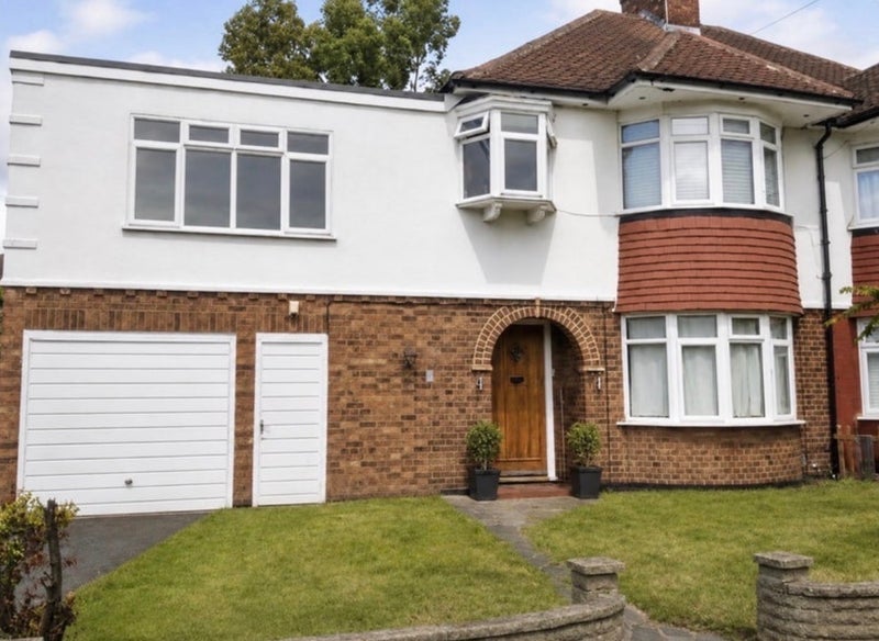 Room Rowantree Road in Greater London