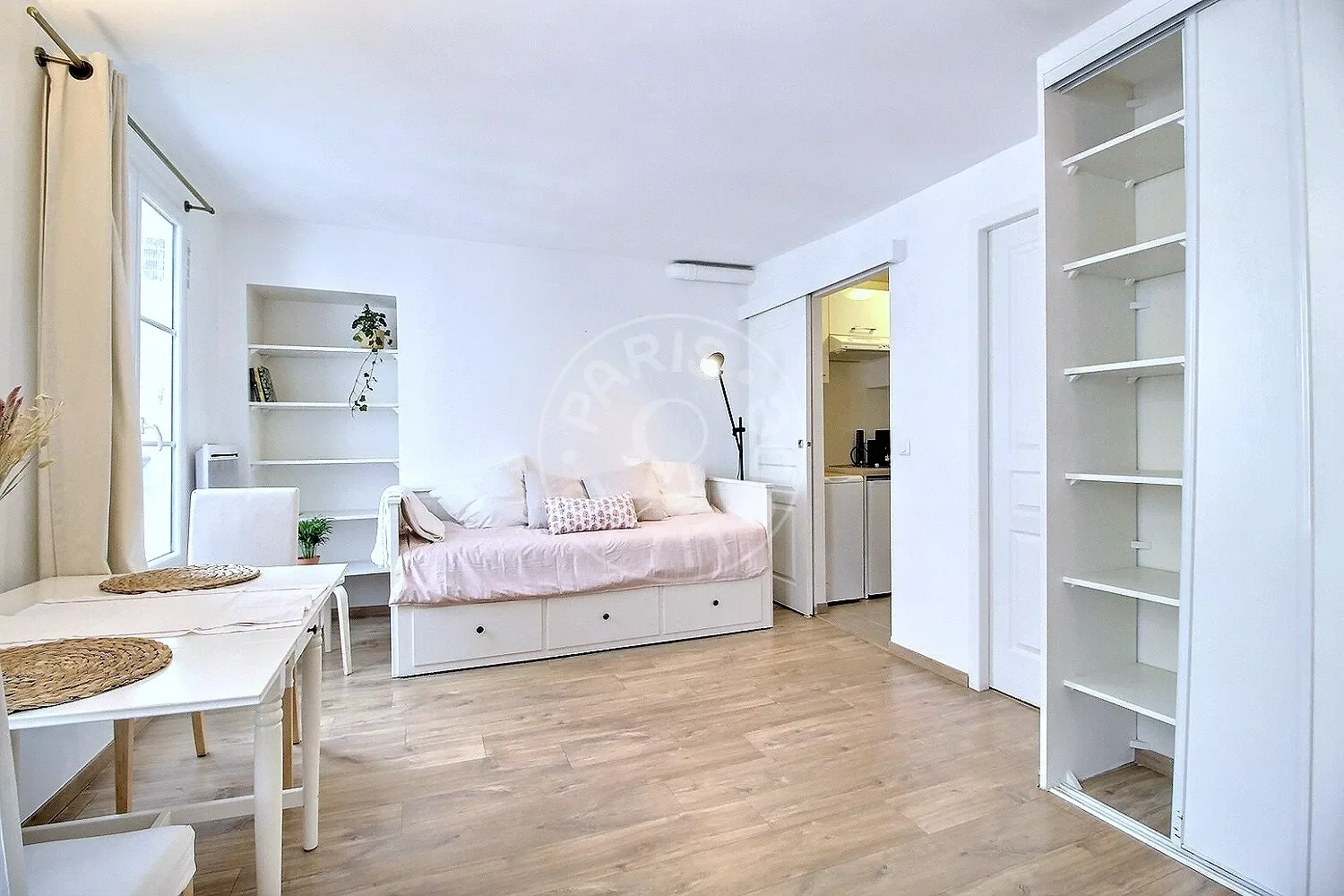 Flat Rue des Vinaigriers in Paris
