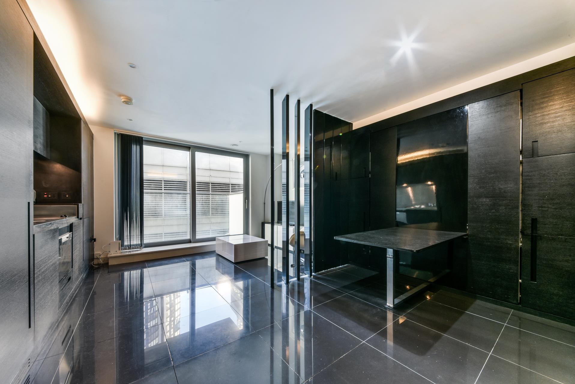 Flat Pan Peninsula Square in Greater London