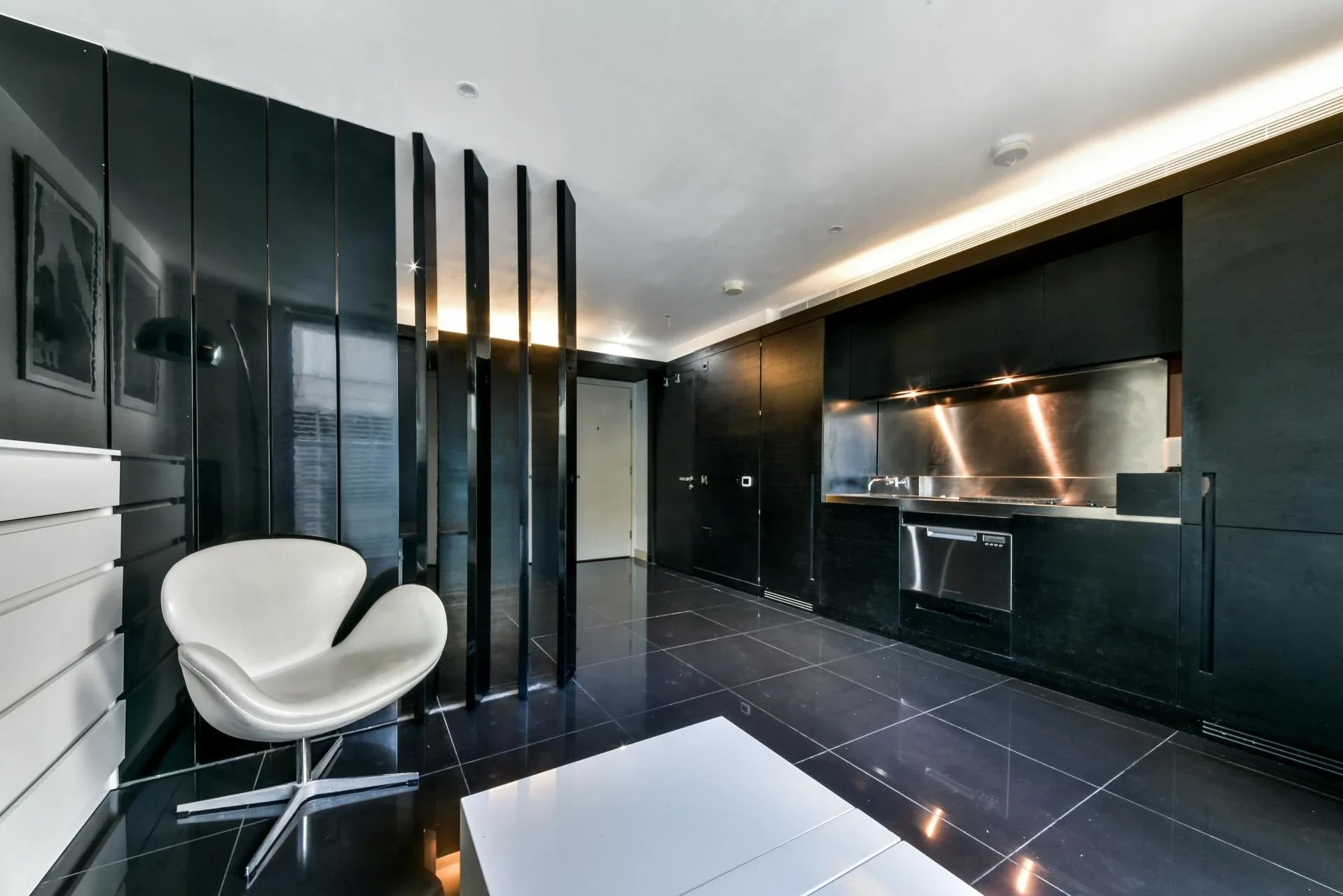 Flat Pan Peninsula Square in Greater London